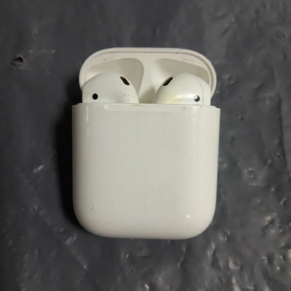 PAIR OF APPLE AIRPODS 2ND GEN IN WHITE