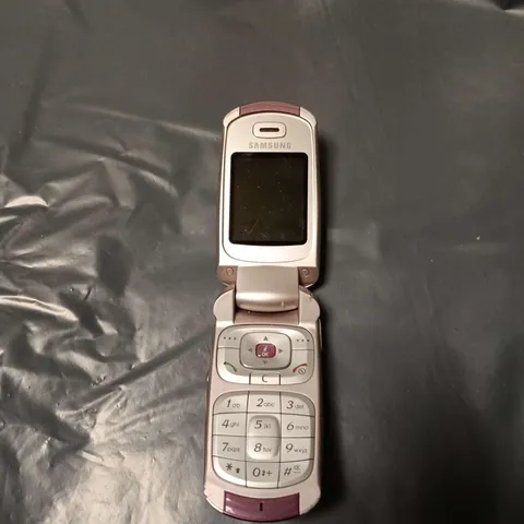 SAMSUNG CLAMSHELL MOBILE PHONE – PINK & SILVER 