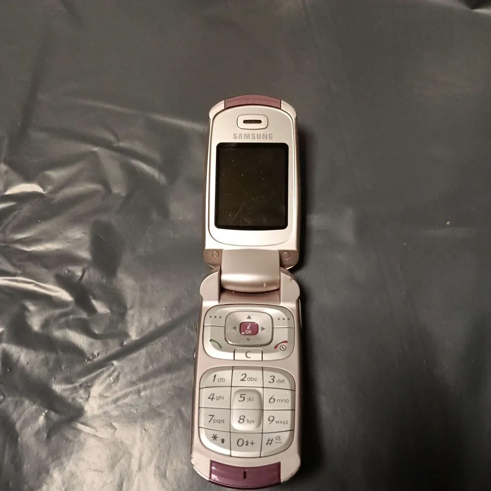 SAMSUNG CLAMSHELL MOBILE PHONE – PINK & SILVER 