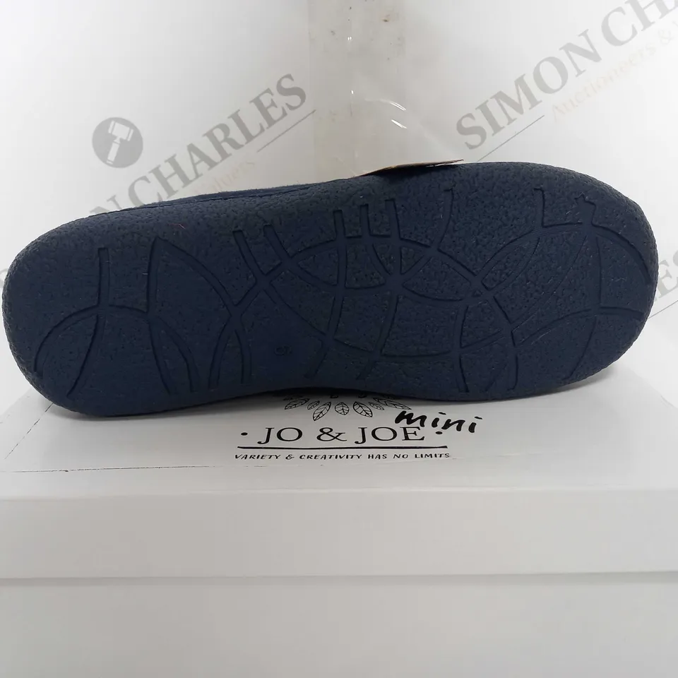 BOXED JO & JOE MINI NEW HAMPSHIRE NAVY SLIPPERS - SIZE 6