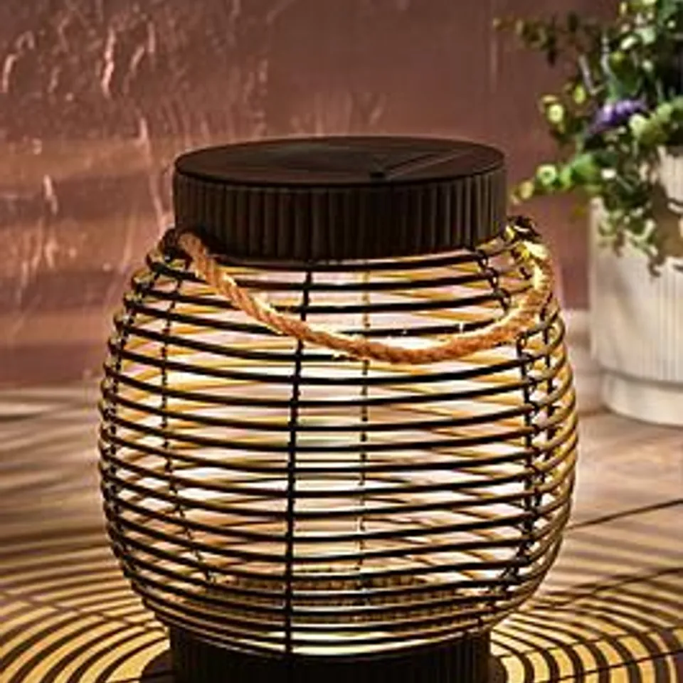 BRAND NEW BOXED VERY HOME BASKET-SHAPED CORAL BAY RATTAN SOLAR LAMP RRP £39.99