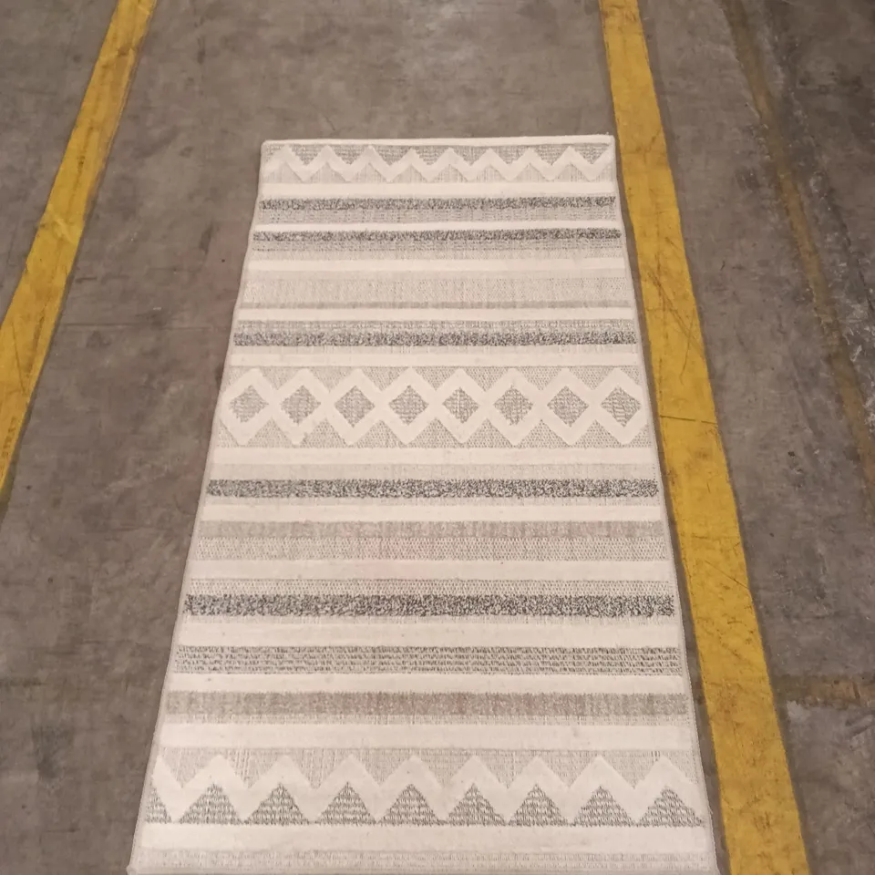 GEOMETRIC-PATTERN RUG RUNNER – NEUTRAL TONES APPROXIMATELY 148 CM X 75 CM