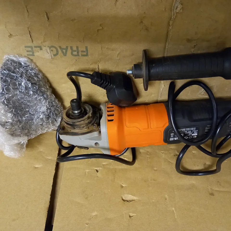 BLACK AND DECKER 700W ANGLE GRINDER 