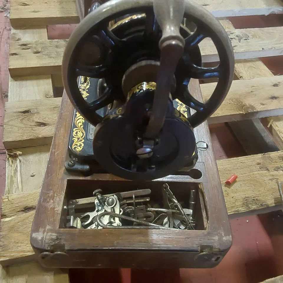 VINTAGE SINGER HAND CRANK SEWING MACHINE