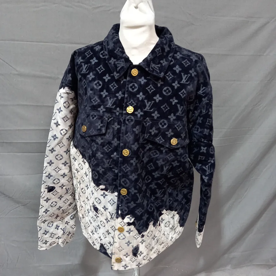 LOUIS VUITTON NAVY & WHITE BUTTON UP JACKET - SIZE 50