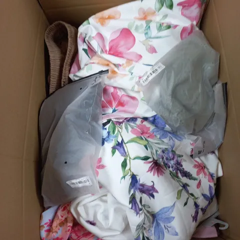 BOX OF APPROXIMATELY 25 ASSORTED CLOTHING ITEMS IN VARIOUS STYLES, COLOURS AND SIZES