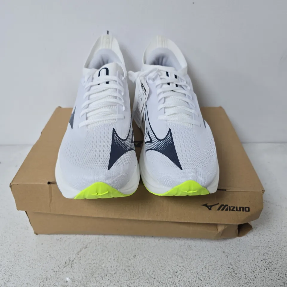 BOXED PAIR OF MIZUNO NEO ZEN 2 TRAINERS IN WHITE - SIZE 9