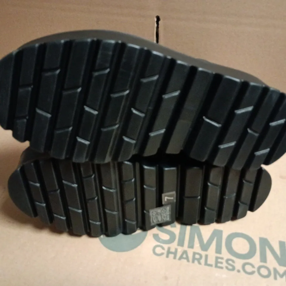 BOXED PAIR OF KOI HYDRA ALL BLACK MATRIX PLATFORM BOOTS - UK 7