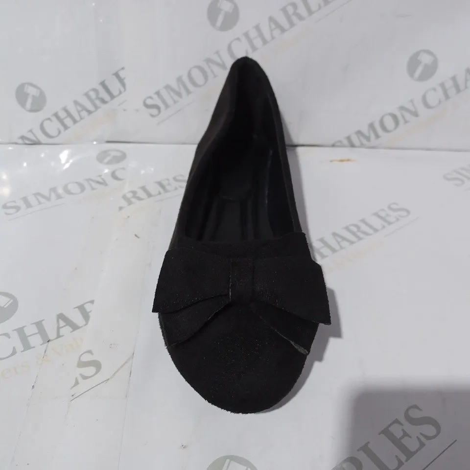 BOXED PAIR OF DESIGNER SLIP-ON FLAT SHOES IN BLACK W. BOW DETAIL EU SIZE 40