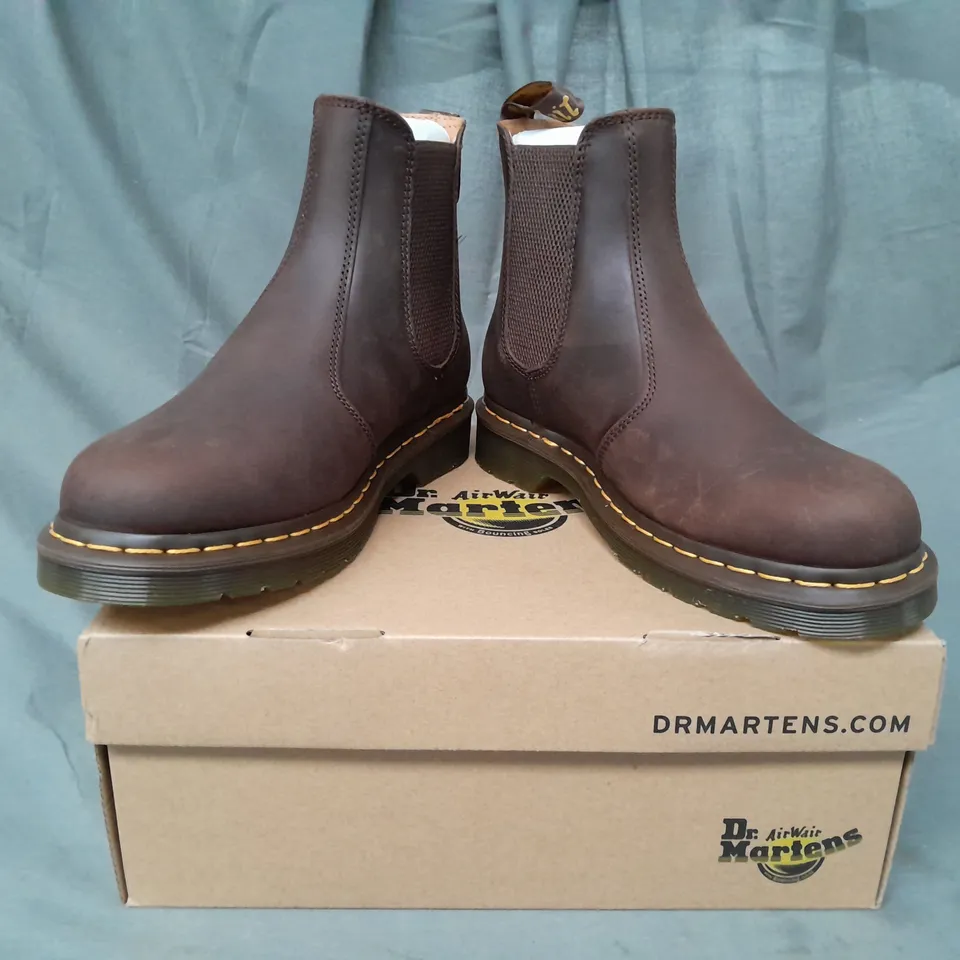 BOXED PAIR OF DR MARTENS 2976 YS ANKLE BOOTS IN DARK BROWN UK SIZE 6