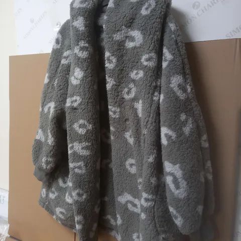 COZEEHOME SHERPA CARDIGAN GREY LEOPARD SIZE 2XL/3XL