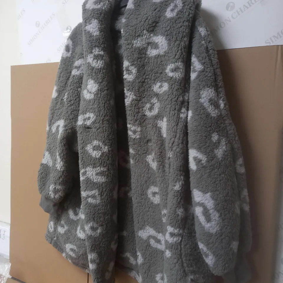 COZEEHOME SHERPA CARDIGAN GREY LEOPARD SIZE 2XL/3XL