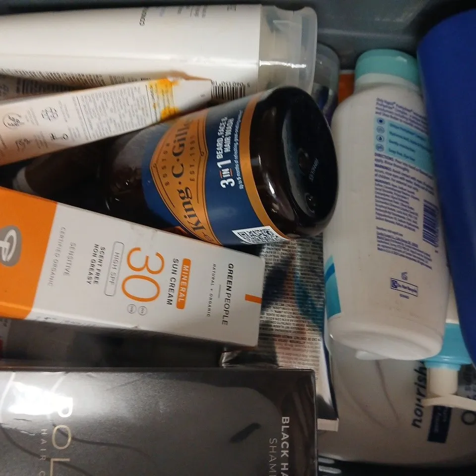 APPROXIMATELY 15 ASSORTED COSMETIC ITEMS INCLUDING VARIOUS MAKES AND BRANDS - COLLECTION ONLY