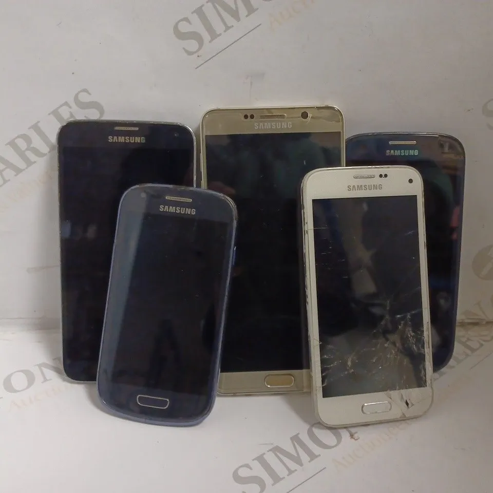FIVE ASSORTED SAMSUNG MOBILE PHONES 