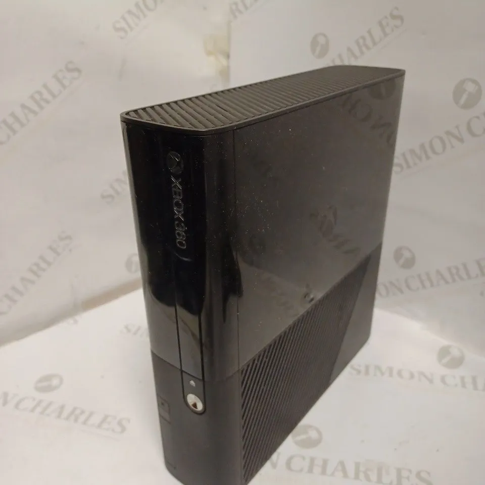 XBOX 360 SET -  CONSOLE + CONTROLLER + 3 GAMES