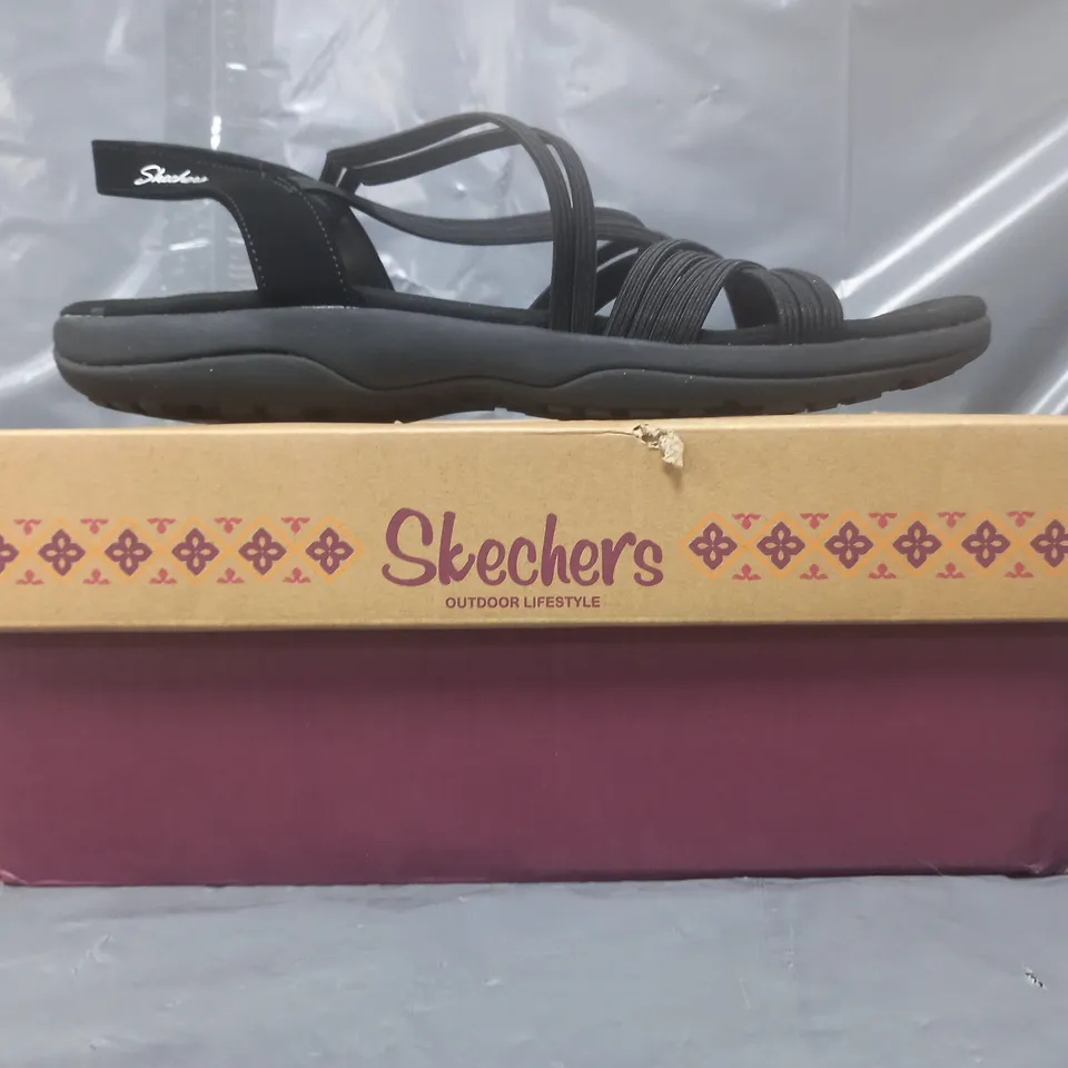 BOXED PAIR OF SKECHERS REGGAE SANDALS IN BLACK SIZER 7