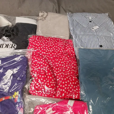 LARGE QUANTITY OF ASSORTED CLOTHING ITEMS TO INCLUDE CIDER AND DRAMA CALL