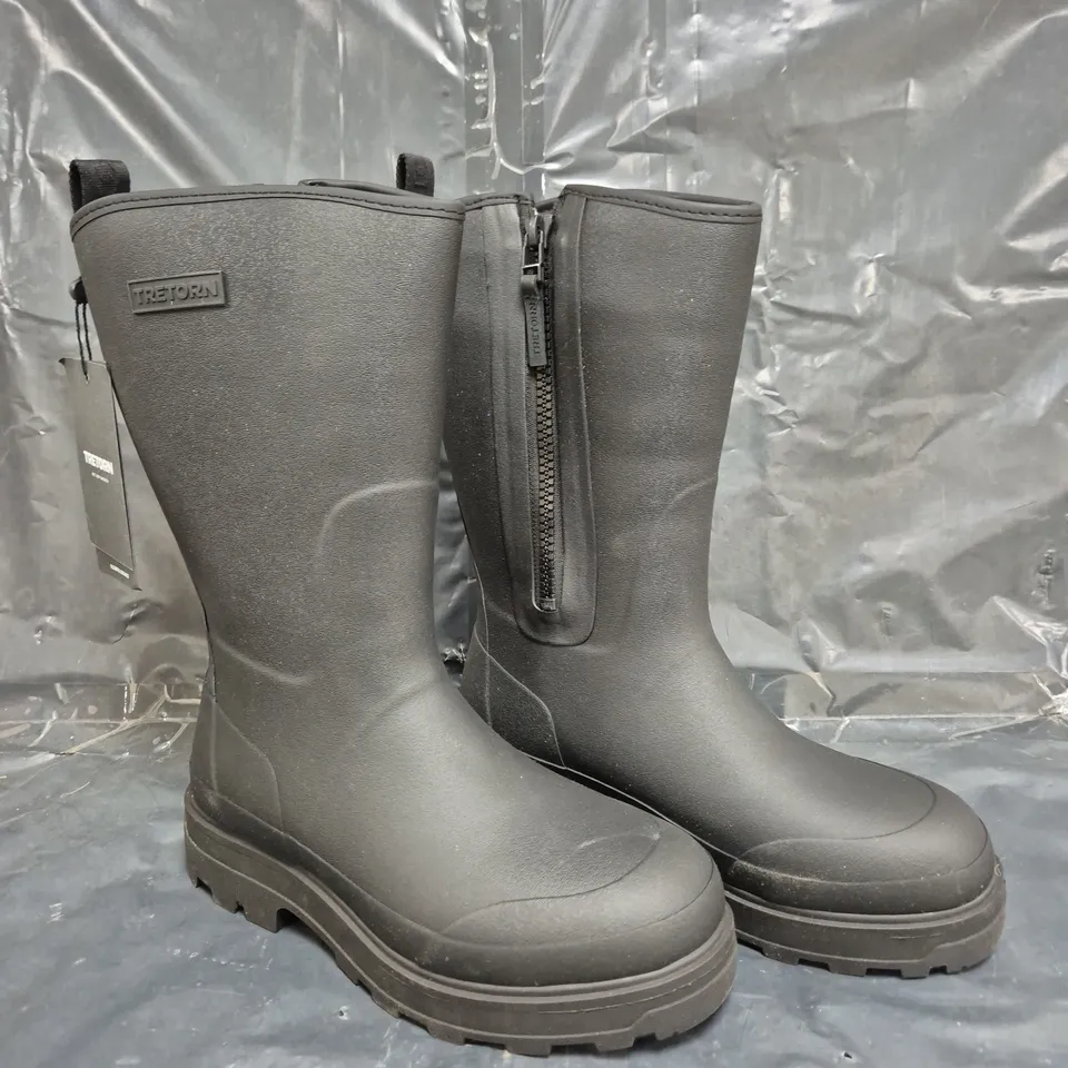 BOXED PAIR OF TRETORN HALLA WATERPROOF BOOTS IN BLACK SIZE 8