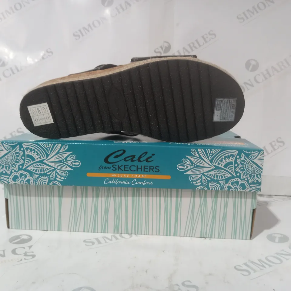 BOXED PAIR OF CALI FROM SKECHERS LUXE FOAM OPEN TOE SANDALS IN BLACK SIZE 7