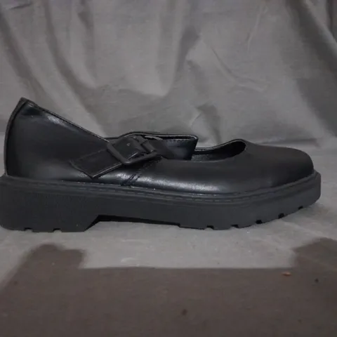 APPROXIMATELY 10 PAIRS OF KIDS FLAT MARY JANE SHOES SIZE 1