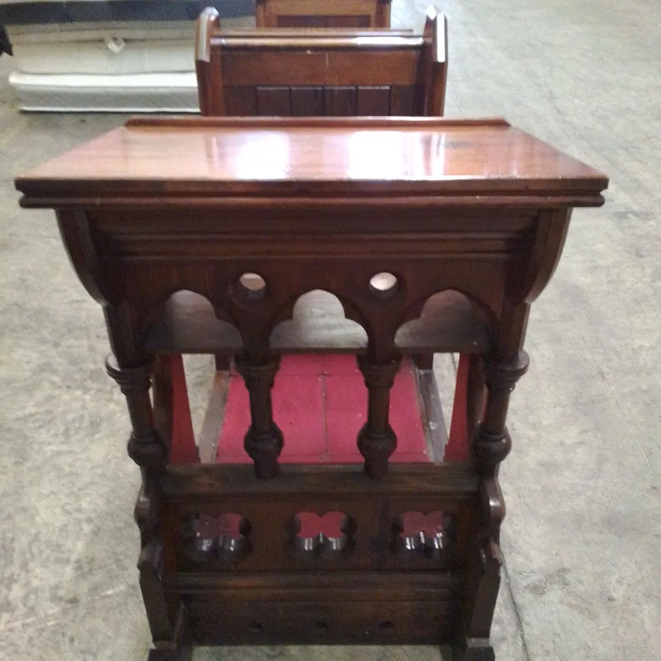  VINTAGE MAHOGANY EFFECT ORNATE CLERGY CHAIR PEW BENCH WITH TEXT STAND AND CARPETED KNEELING SPACE