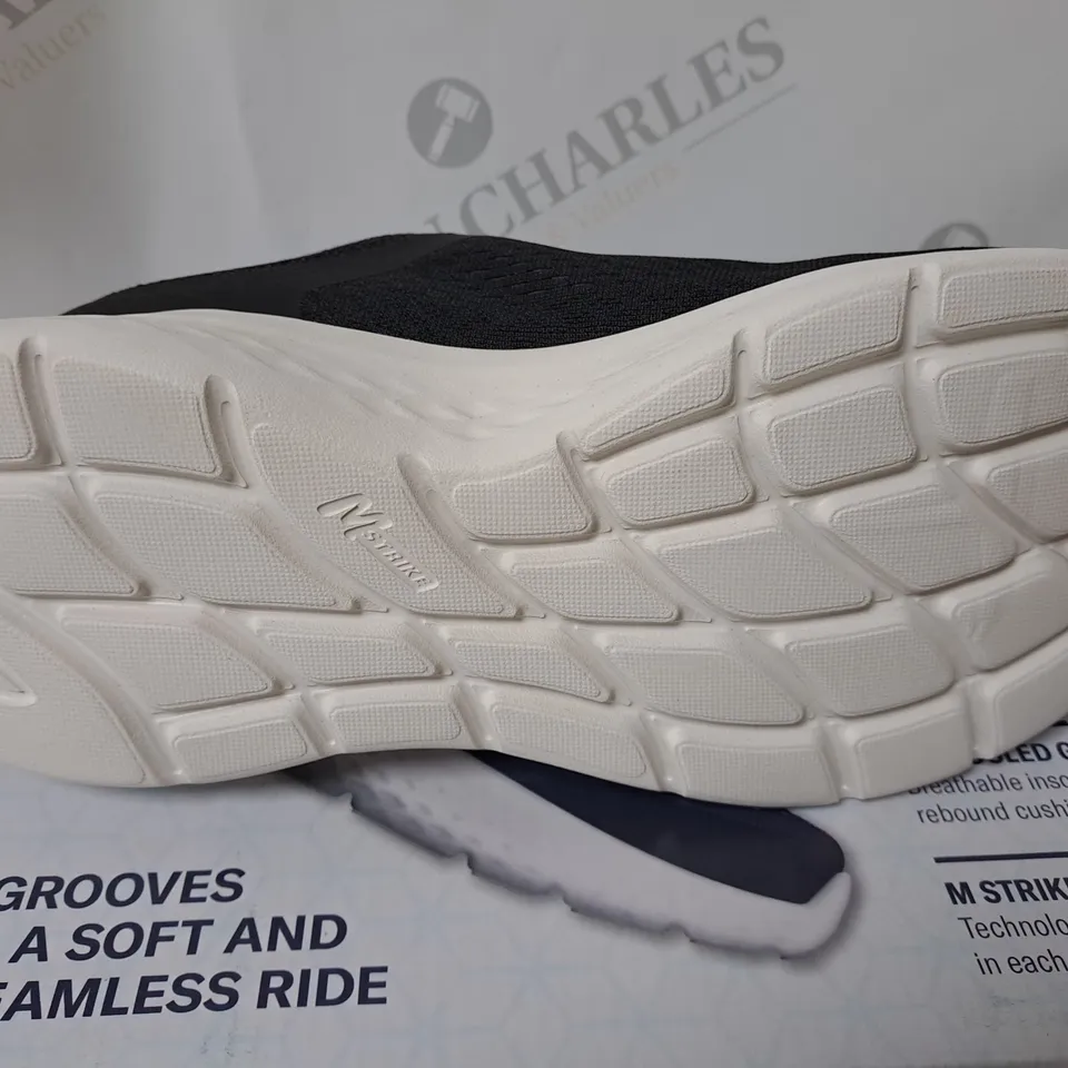 SKECHERS GO RUN LITE IN BLACK AND PINK SIZE 9 