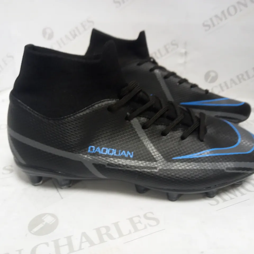 DAOQUAN FOOTBALL CLEATS WITH PITCH SPIKES 