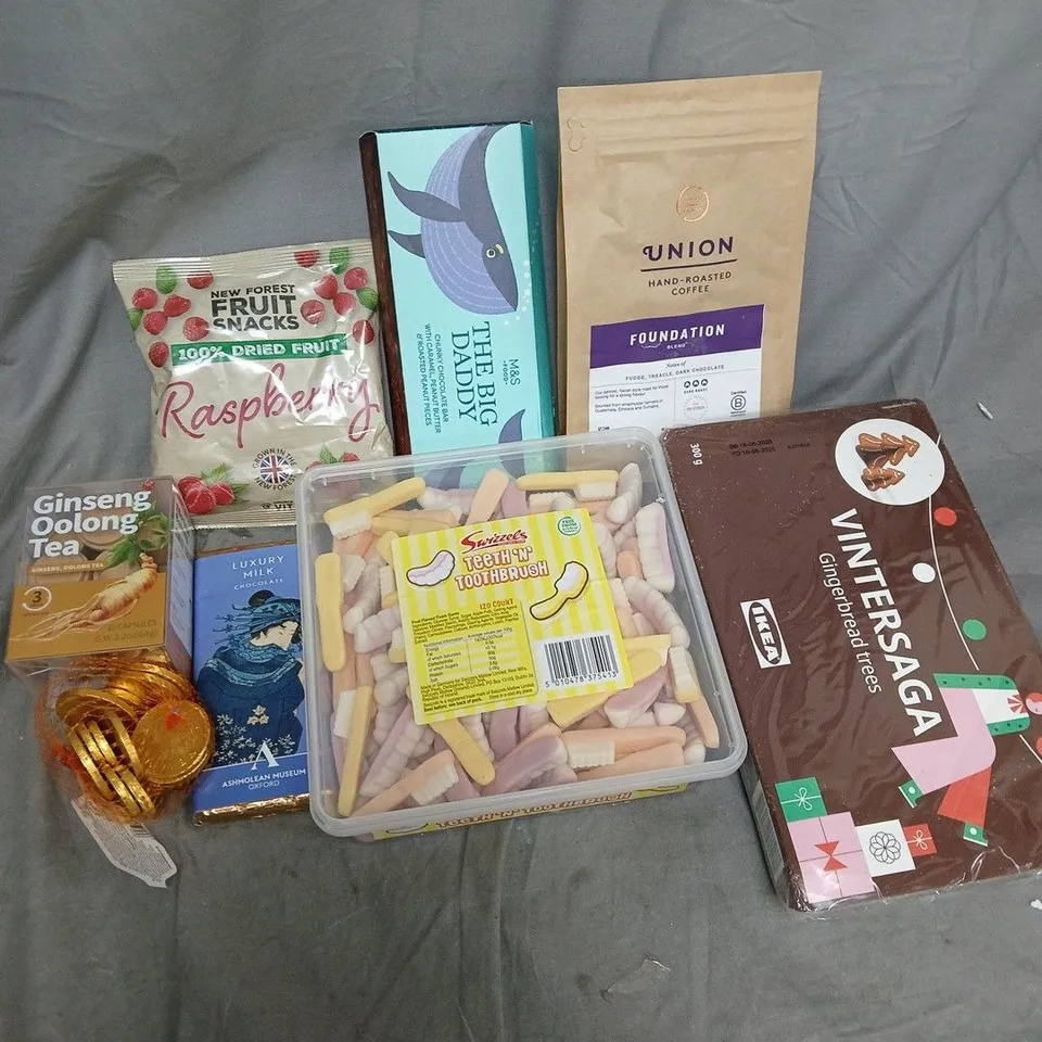 APPROXIMATELY 15 ASSORTED FOOD ITEMS TO INCLUDE M&S THE BIG DADDY, UNION HAND-ROASTED COFFEE, GINGERBREAD TREES, ETC