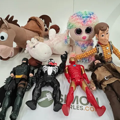 LOT OF 15 ASSORTED TOY AND PLUSHIE ITEMS TO INCLUDE WOODY FIGURINE AND GIRAFFE PLUSH