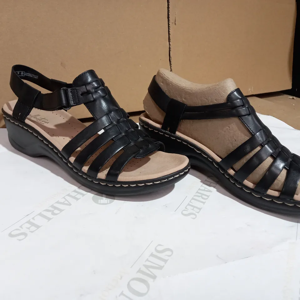 BOX OF CLARKS LEXI BRIDGE BLACK SANDALS SIZE 7