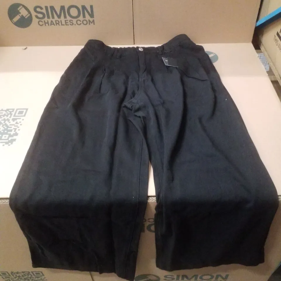 BOX CONTAINING APPROXIMATELY 17 BRAND NEW SIMPLY BE BLACK LYOCELL PLEAT DETAIL WIDE LEG JEANS - SIZE 16R