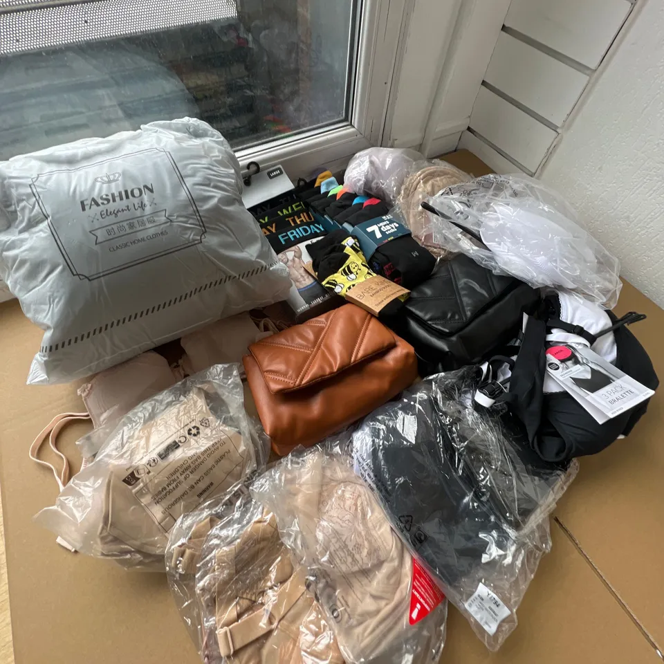 LOT OF ASSORTED ACCESSORIES INCLUDING M&S AND BOUX AVENUE 