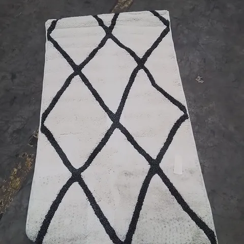 QUALITY DESIGNER AREA RUG - APPROXIMATELY 150X80CM