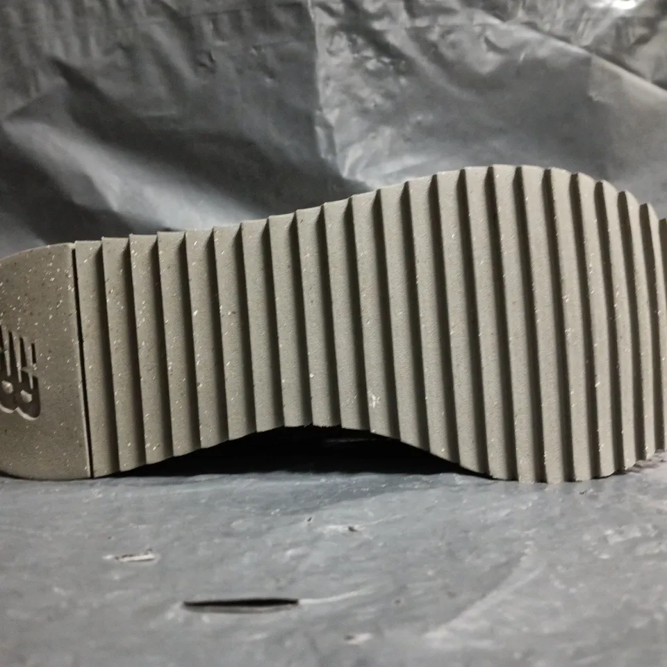 PAIR OF NEW BALANCE 574 TRAINERS IN PURPLE SIZE UK 6