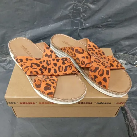 BOXED PAIR OF ADESSO SANDALS - UK SIZE 7