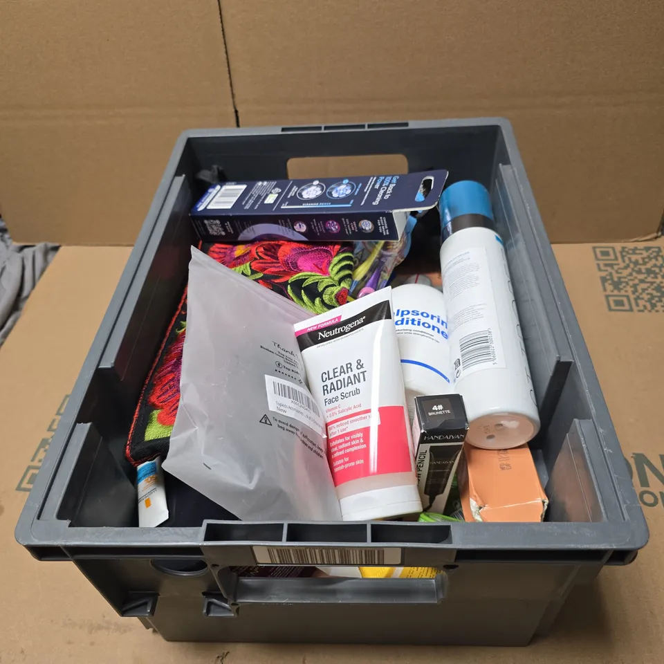 TOTE OF APPROXIMATELY 20 ASSORTED COSMETIC ITEMS TO INCLUDE ORAL B, NEUTROGENA FACE SCRUB, EYEBROW PENCIL, VASELINE, ST TROPEZ BRONZING MOUSSE ETC