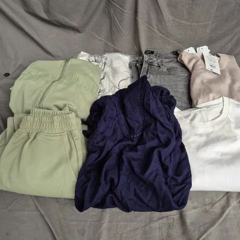 APPROXIMATELY 20 ASSORTED CLOTHING ITEMS IN VARIOUS SIZES AND STYLES TO INCLUDE - JEANS, SWEATSET, TOPS, ETC