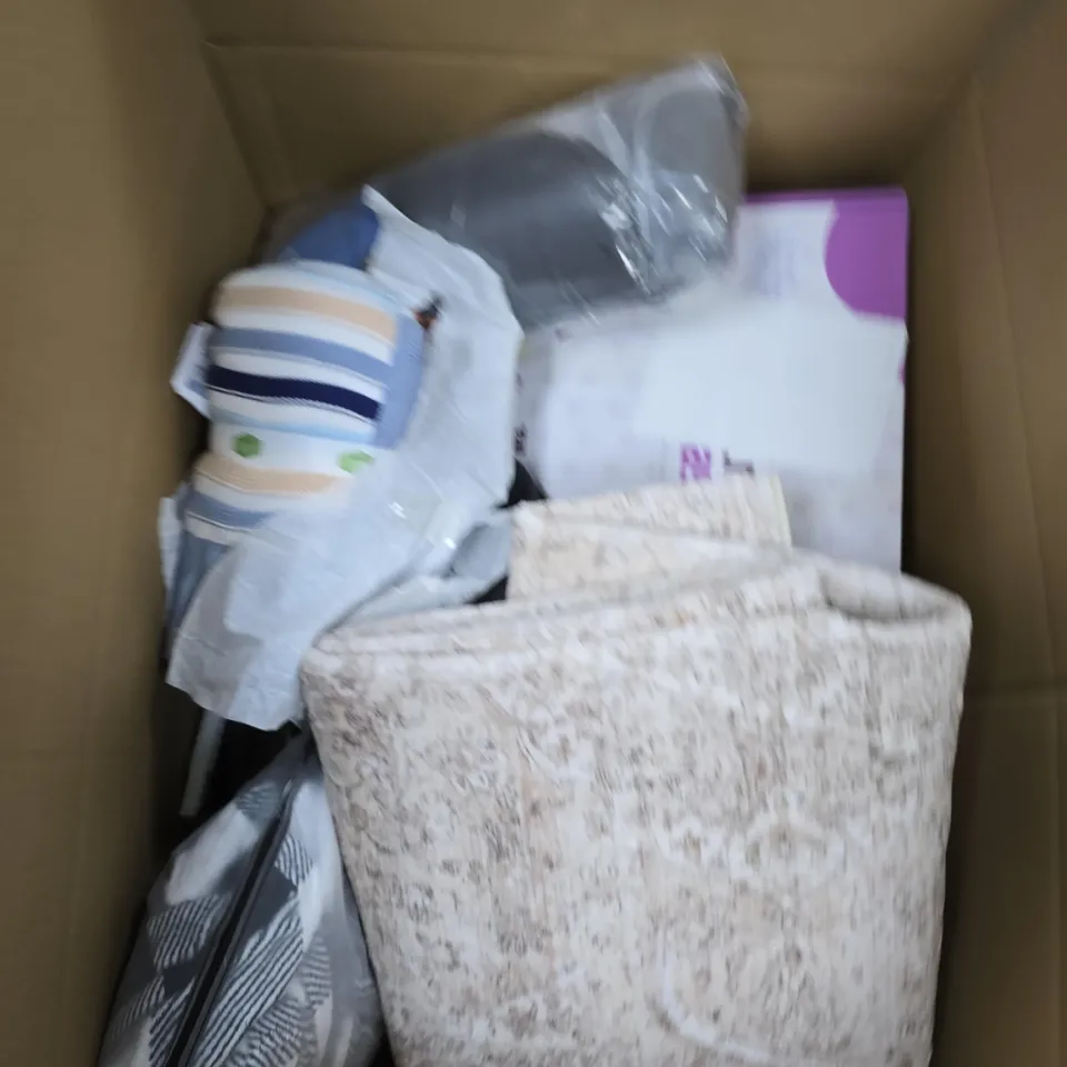BOX OF APPROXIMATELY 15 ASSORTED HOUSEHOLD ITEMS 
