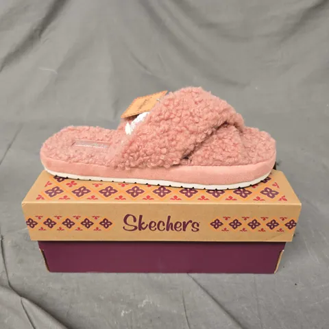 BOXED PAIR OF SKECHERS COZY SLIDE ON SLIPPERS - 5
