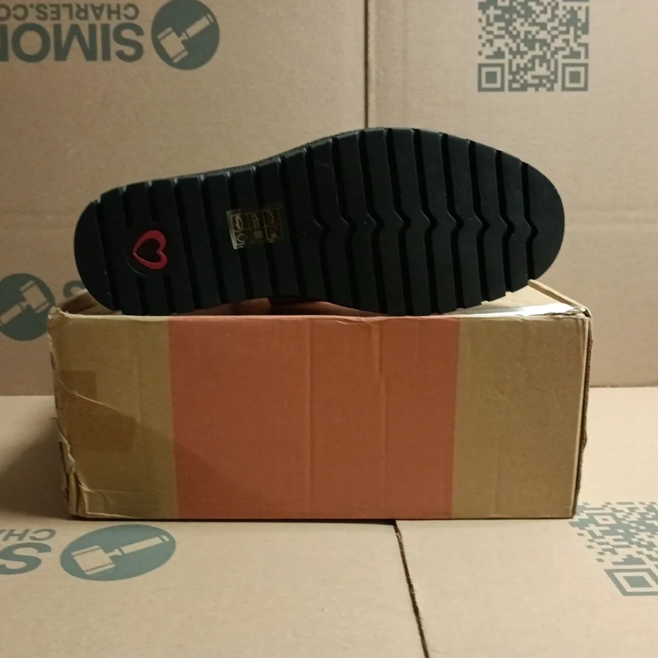 BOXED PAIR OF HEAVENLY FEET CHELSEA BOOTS IN BLACK SIZE 5