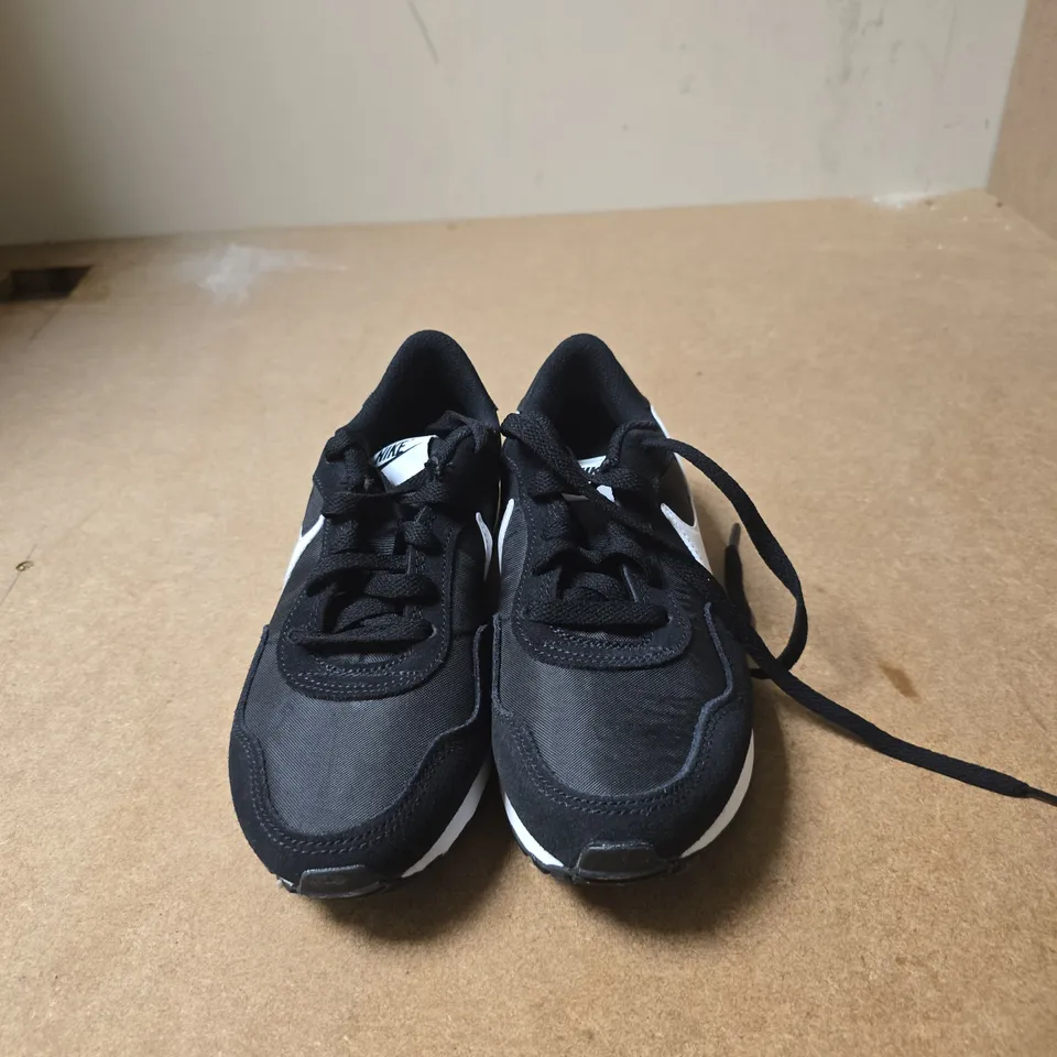 NIKE BLACK RUNNING SHOES – UK SIZE 3.5 