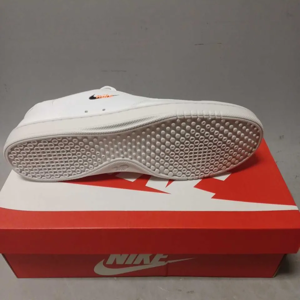 BOXED PAIR OF NIKE COURT VINTAGE TRAINERS IN WHITE - 10