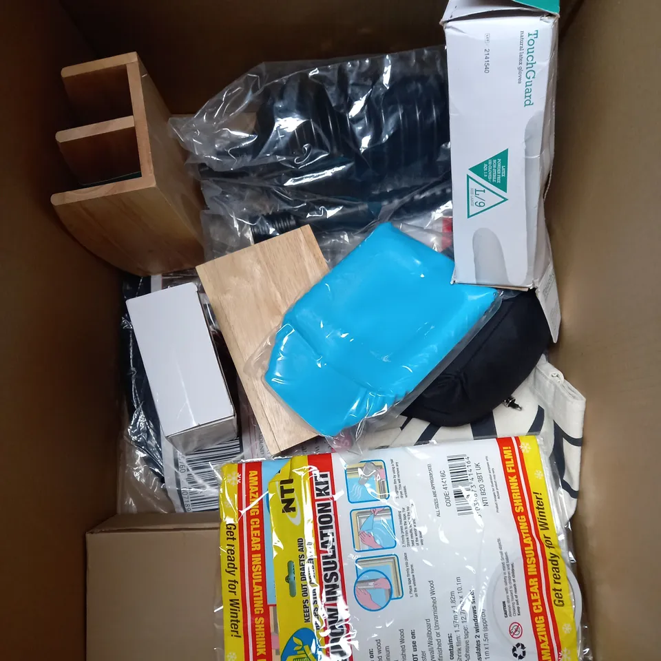 BOX OF APPROXIMATELY 10 ASSORTED ITEMS TO INCLUDE NETTED GROW TUNNEL, OASIS BLANKET, SALT HIMALAYAN TEALIGHT HOLDER ETC