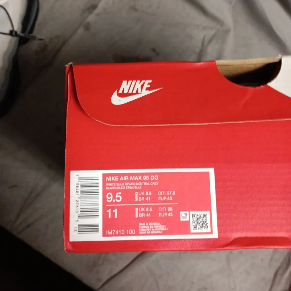 NIKE AIR MAX 95 OG SNEAKERS – WHITE, GREY & BLUE ACCENTS, UK 8.5 (US 9.5) – BOXED