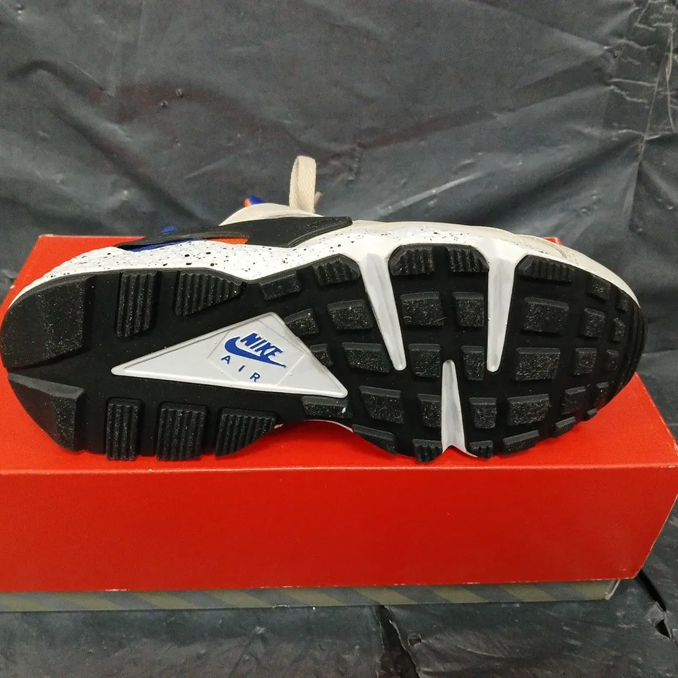 BOXED PAIR OF NIKE AIR HUARACHE TRAINERS - UK SIZE 4 
