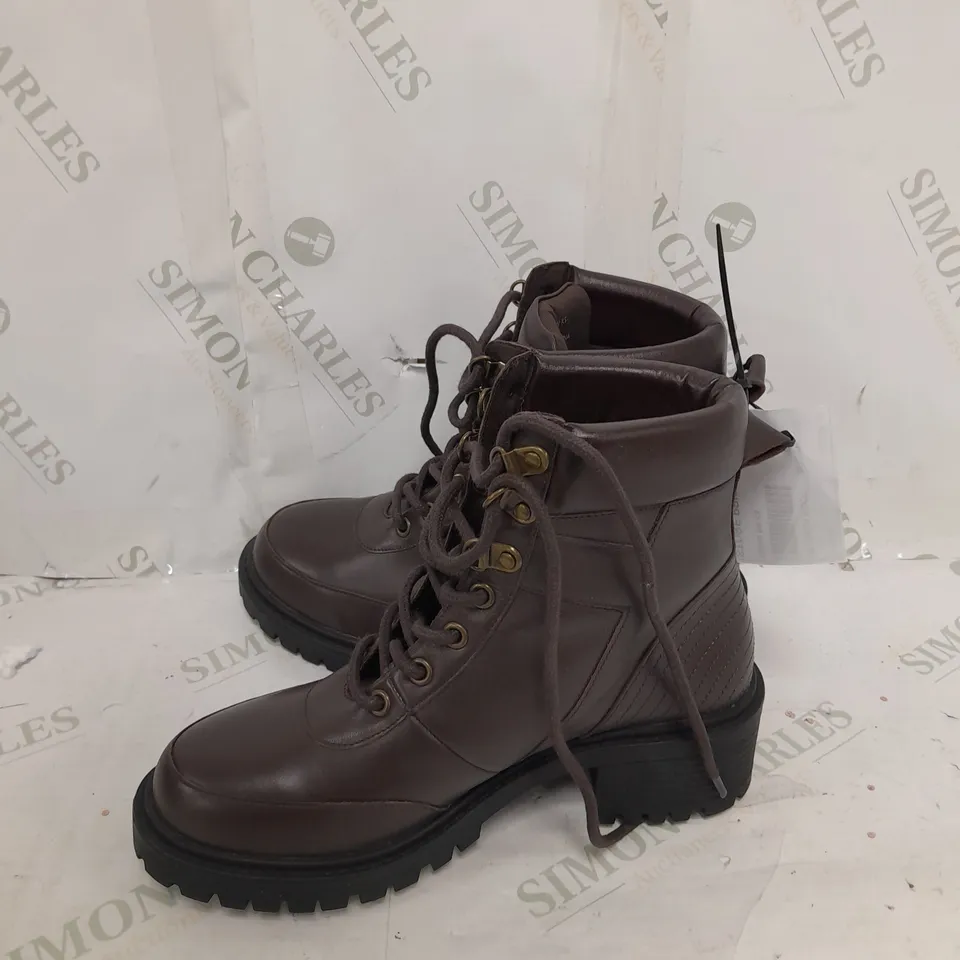 BOXED PAIR OF BEN DE LISI HIKER LEATHER BOOTS IN BROWN SIZE 5