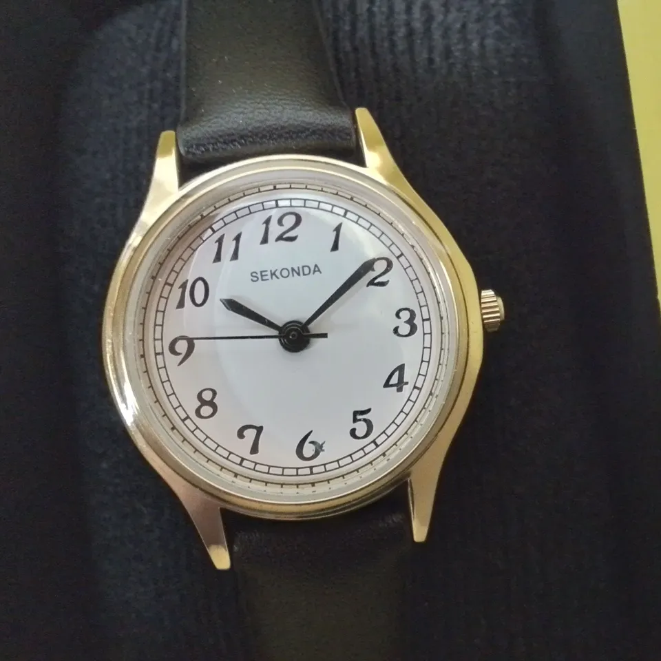 BOXED SEKONDA STYLISH ANALOG LADIES WATCH WITH LEATHER STRAP WATCH.