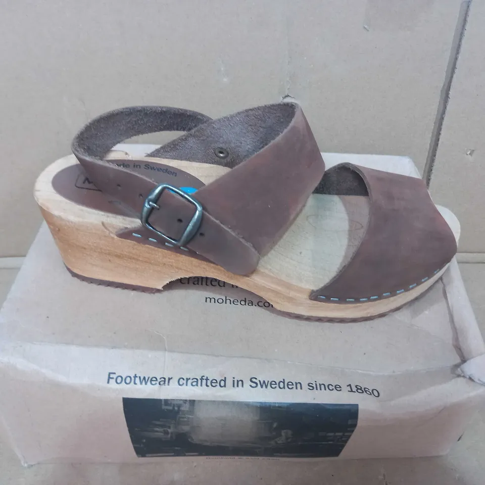 BOXED PAIR OF MOHEDA WOOD EFFECT SANDALS WITH FAUX LEATHER STRAPS EU SIZE 38