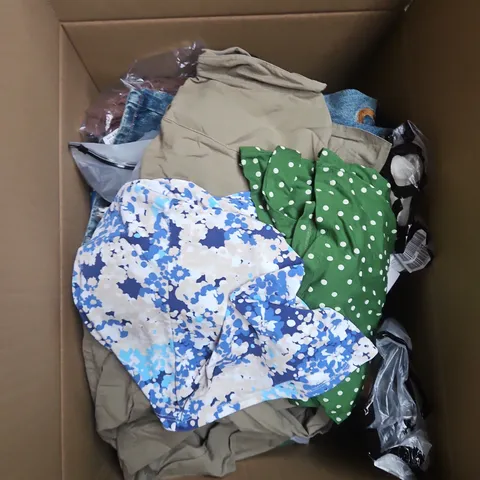APPROXIMATELY 20 ASSORTED CLOTHING ITEMS IN VARIOUS SIZES, STYLES AND COLOURS