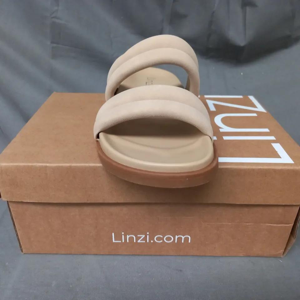 BOXED PAIR OF LINZI OPEN TOE FOOTBED SANDALS IN BEIGE SIZE 7